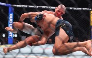kaiyun-送车臣狼王生涯首败！UFC328中量级冠军战：斯特里克兰爆冷夺冠|奇马耶夫|凯文·加内特|肖恩-斯特里克兰|坎扎特-奇马耶夫|白大拿_新浪体育_新浪新闻