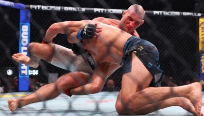 kaiyun-送车臣狼王生涯首败！UFC328中量级冠军战：斯特里克兰爆冷夺冠|奇马耶夫|凯文·加内特|肖恩-斯特里克兰|坎扎特-奇马耶夫|白大拿_新浪体育_新浪新闻